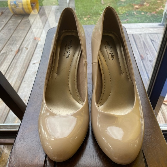 Tan heels - Picture 2 of 2